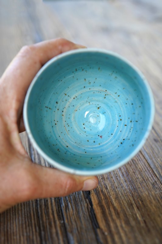 Keramik Mocca Kaffee Becher handgetöpfert - türkisblau mit zarten Sprengeln